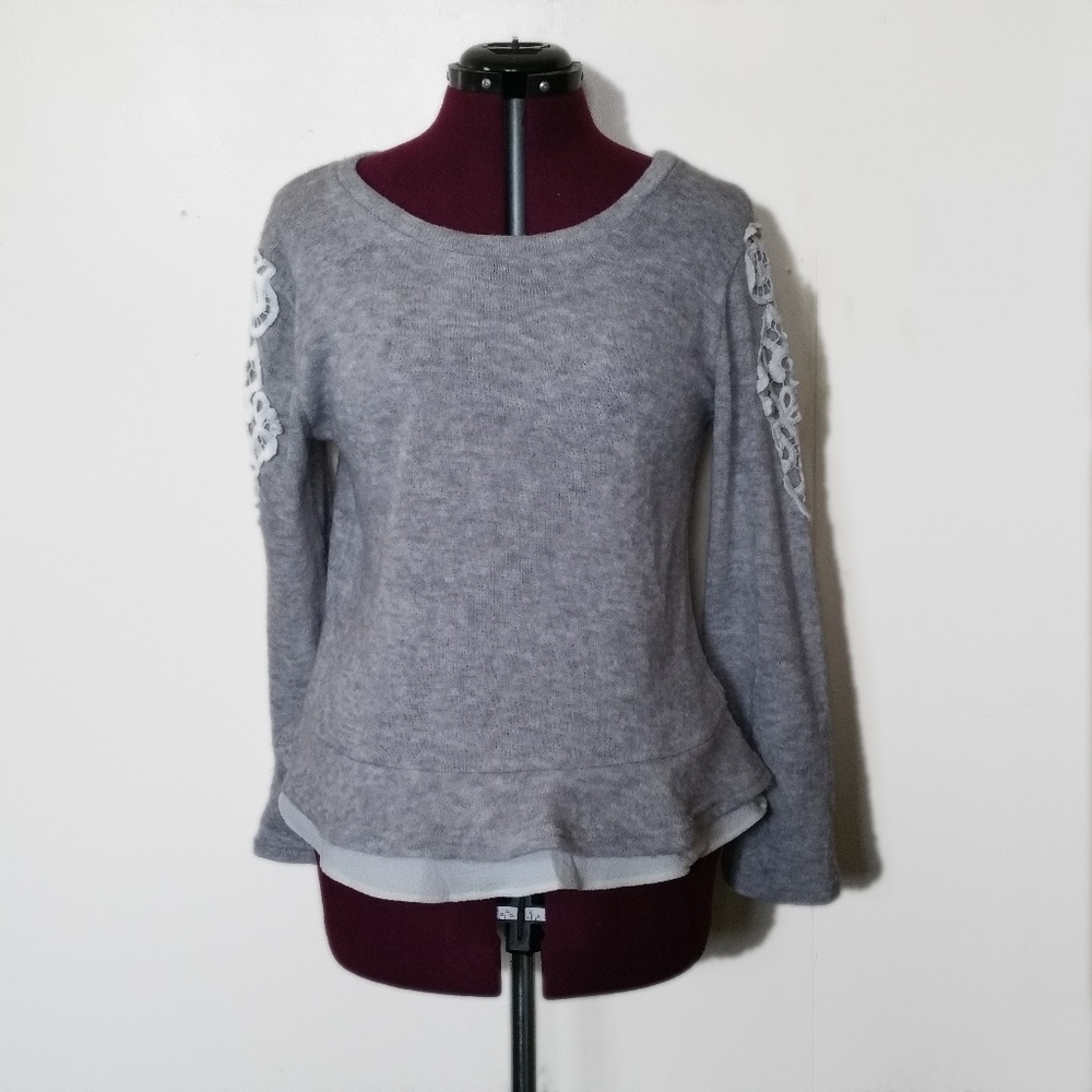 Zhuorankali(XL) shirt. Medium. Lace detail.